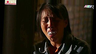 越南女孩被堵住嘴并残忍地深喉