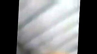 卡拉巴亚的卡拉OK女主人在2019年的视频中唱歌和勾引。