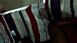 Nigeriaanse babe geniet van een grote zwarte lul in een intense sessie.