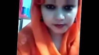 Privater Anruf mit geilen bangladeschischen Mädchen, die heiße Wünsche teilen