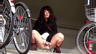 日本少女在公共户外独自撒尿冒险中被摄像机捕捉到。