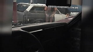 아름다운 인도 여성이 뜨거운 차 안에서 섹스를 합니다.