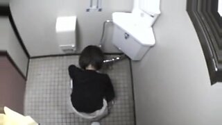 隠れたカメラが、アマチュアのアジア人女性が公衆トイレを利用する様子を捉える。