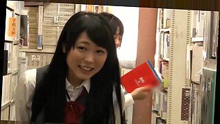 Những người học đường Nhật Bản xem một cô gái Á Đông lông lá bị đổ tinh trùng vào trong khi quan hệ tình dục nhóm.